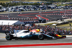 Valtteri Bottas, Mercedes AMG F1 W08, en lutte avec Daniel Ricciardo, Red Bull Racing RB13