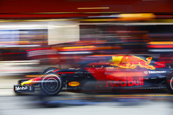Max Verstappen, Red Bull Racing RB14, pit stop