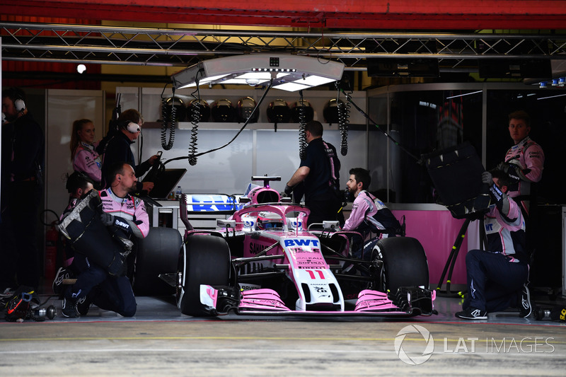 Sergio Perez, Force India VJM11 dans le garage