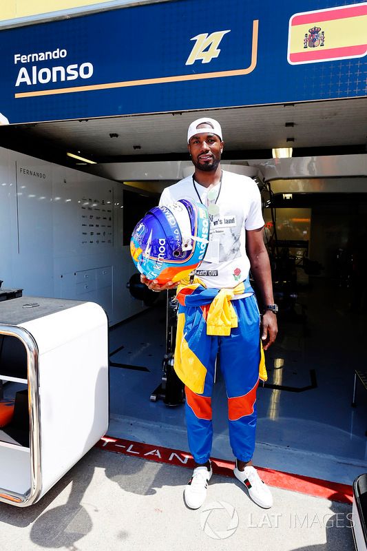 El jugador de baloncesto de la NBA e internacional con España ,Serge Ibaka, con el casco de Fernando Alonso, McLaren