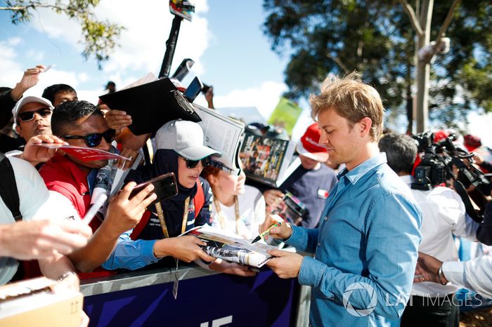 Nico Rosberg firma autógrafos para fanáticos