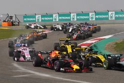 Daniel Ricciardo, Red Bull Racing RB14 at the start of the race