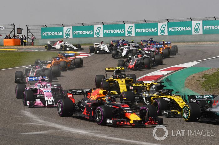 Daniel Ricciardo, Red Bull Racing RB14 al inicio de la carrera