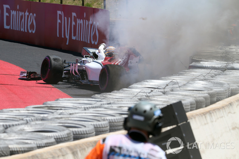 Marcus Ericsson, Sauber C37 choca en la PL1 y se incendia
