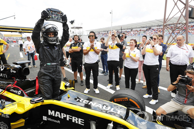 Aseel Al-Hamad vuelve a boxes tras pilotar un Lotus E20 de F1 de 2012 en el Renault Passion Parade