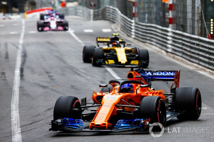 Fernando Alonso, McLaren MCL33, y Carlos Sainz Jr., Renault Sport F1 Team R.S. 18