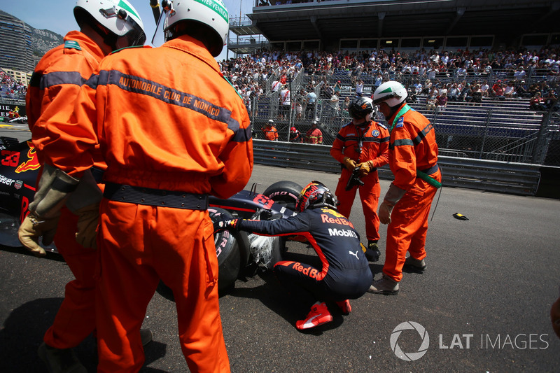 Max Verstappen, Red Bull Racing RB14 chocado