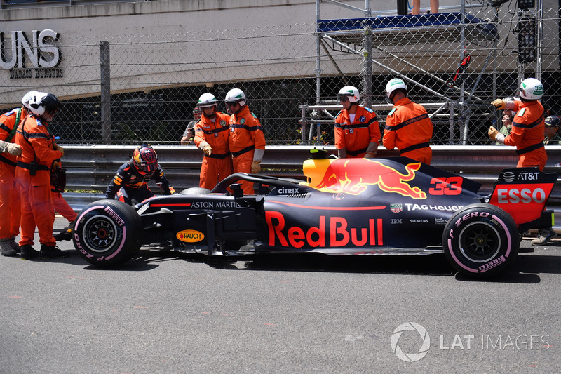 Marshals recover the crashed car of Max Verstappen, Red Bull Racing RB14