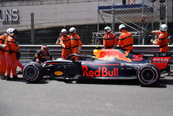 Görevliler, Max Verstappen'in, Red Bull Racing RB14 aracını kaldırıyor