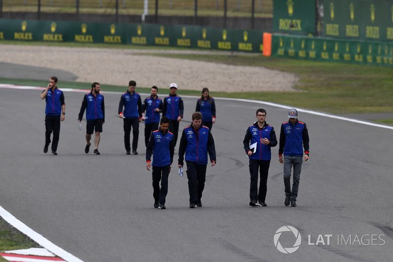 Brendon Hartley, Scuderia Toro Rosso walks the track