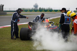 I marshal rimuovono la monoposto fumante di Daniel Ricciardo, Red Bull Racing RB14 Tag Heuer, dopo un guasto al motore