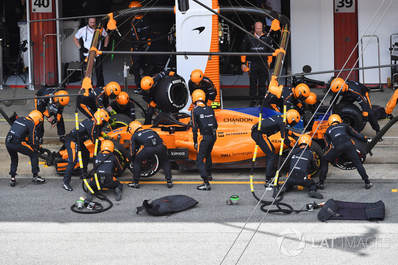 Stoffel Vandoorne, McLaren MCL33, pit stop