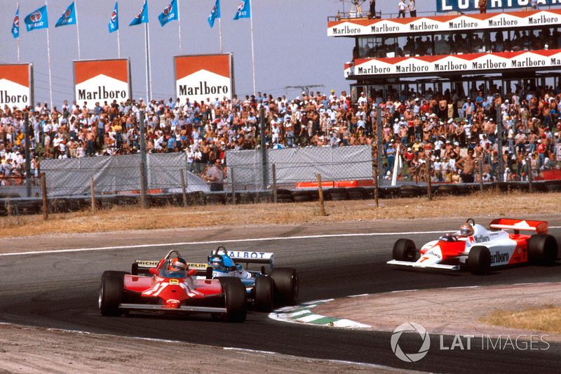 Gilles Villeneuve, Ferrari 126CK seguido por Jacques Laffite, Ligier JS17 Matra y John Watson, McLaren MP4 / 1 Ford.