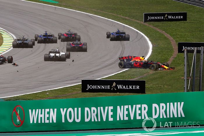 Daniel Ricciardo, Red Bull Racing RB13 y Stoffel Vandoorne, McLaren MCL32 chocan al inicio