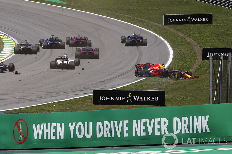 Daniel Ricciardo, Red Bull Racing RB13 and Stoffel Vandoorne, McLaren MCL32 collide at the start of 