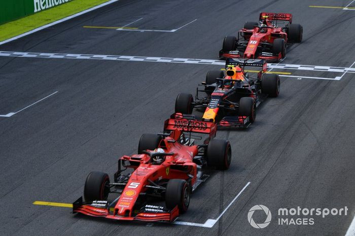 Sebastian Vettel, Ferrari SF90, Alexander Albon, Red Bull RB15, and Charles Leclerc, Ferrari SF90, al final del primer periodo del Coche de Seguridad