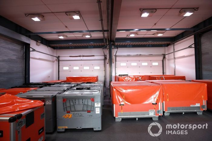 Los equipos de MotoGP empacando