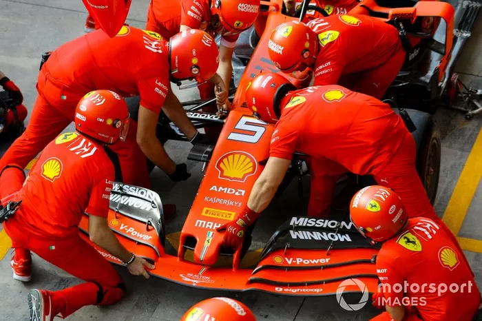 Práctica de pit stop de Ferrari con el Ferrari SF90 
