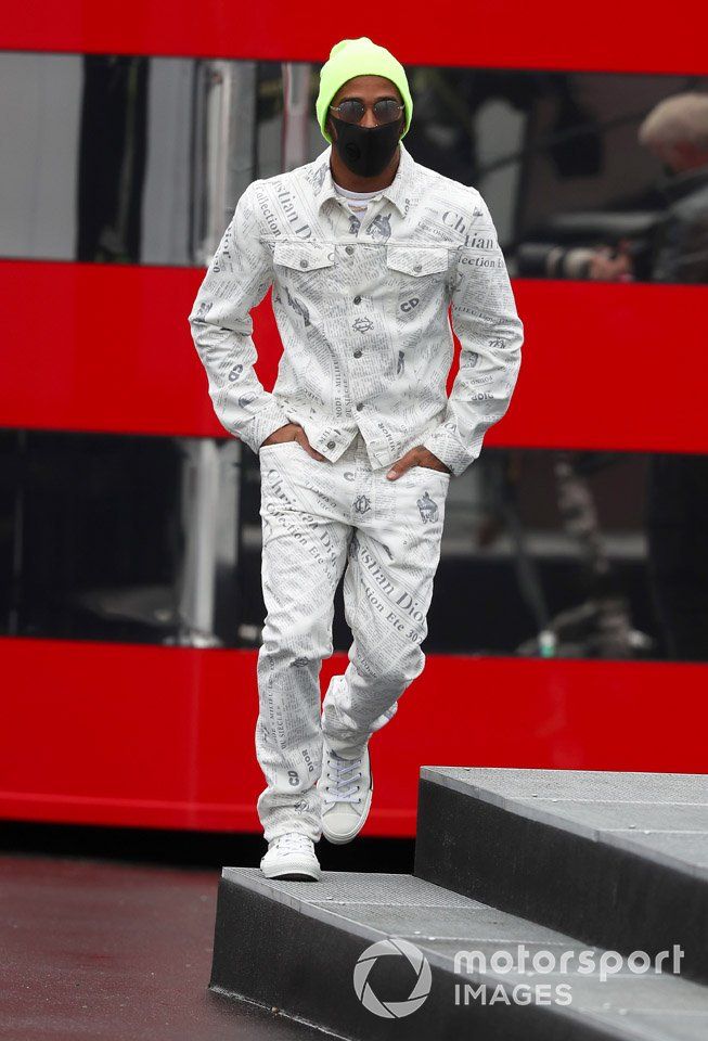 Lewis Hamilton, Mercedes-AMG F1 en su scooter