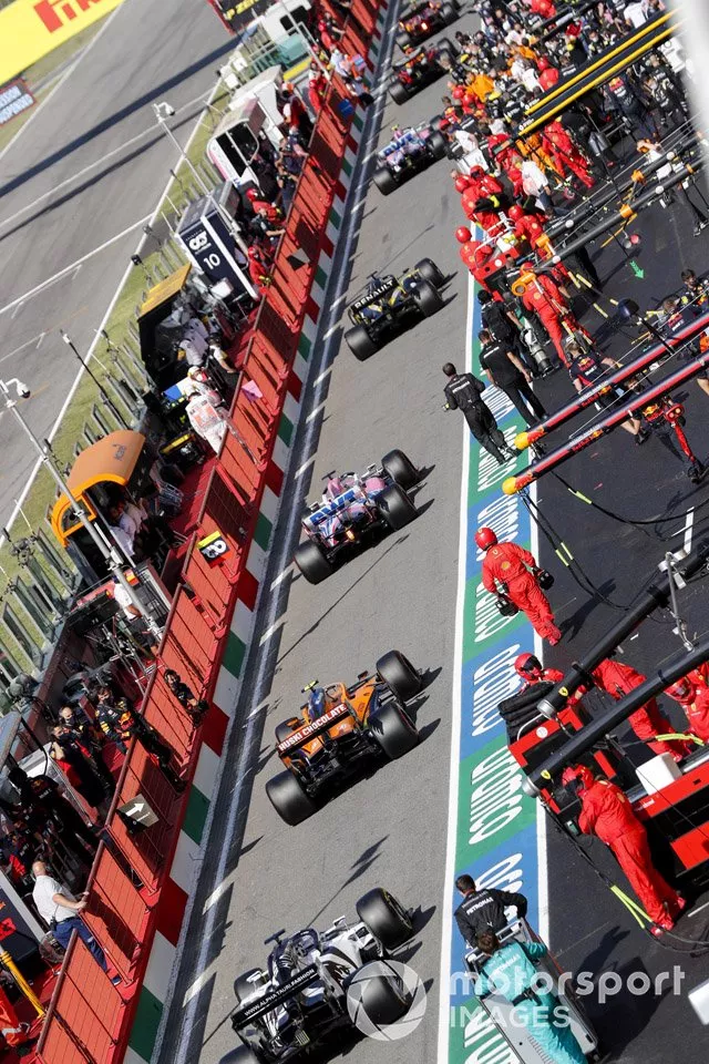 Daniil Kvyat, AlphaTauri AT01, Lando Norris, McLaren MCL35, Sergio Pérez, Racing Point RP20 en pit lane