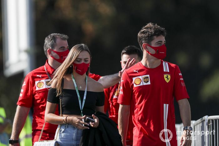 Charles Leclerc, Ferrari llega en coche con su novia, Charlotte Siné 