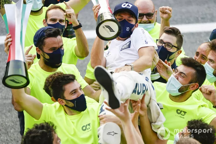 Ganador Pierre Gasly, AlphaTauri, se sube a los hombros de su equipo para celebrar