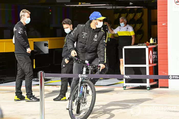 Daniel Ricciardo, Renault F1, en bici