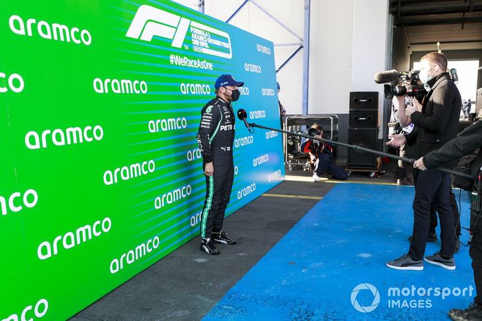 Ganador de la pole Valtteri Bottas, Mercedes-AMG F1 con Paul di Resta, Sky, TV 