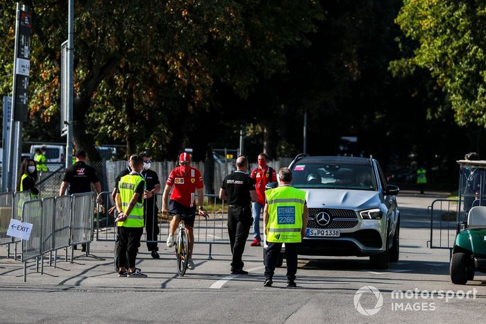 Sebastian Vettel, Ferrari, llega al circuito en bici