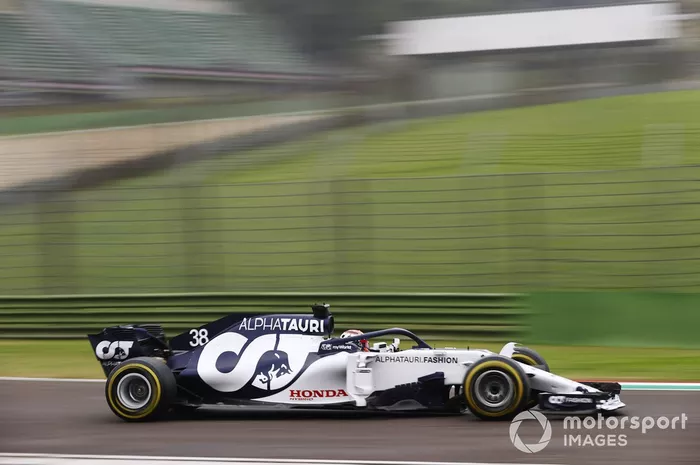 Yuki Tsunoda in actie op Imola