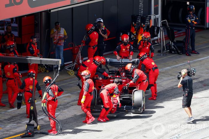 Charles Leclerc, Ferrari F1-75, vuelve al garaje y se retira de la carrera tras liderar