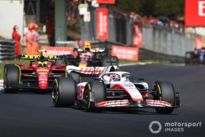 Kevin Magnussen, Haas VF-22, Carlos Sainz, Ferrari F1-75, Sergio Pérez, Red Bull Racing RB18