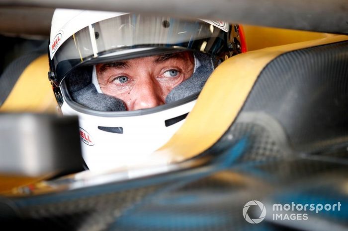Jean Alesi prueba los nuevos neumáticos Pirelli de 18 pulgadas para las próximas temporada de F2 