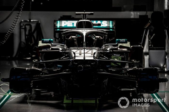 El coche de Lewis Hamilton, Mercedes AMG F1 W10, en el box