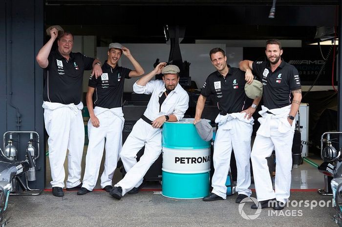Miembros de Mercedes AMG F1 en la sesión de fotos del 125º aniversario de Mercedes