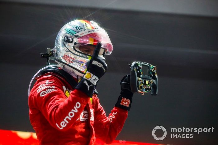 Il vincitore della gara Sebastian Vettel, Ferrari festeggia al Parc Ferme 