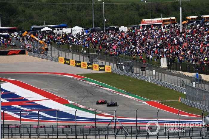 Kimi Raikkonen, Ferrari SF71H y Lewis Hamilton, Mercedes-AMG F1 W09 