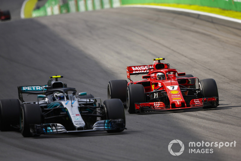 Kimi Raikkonen, Ferrari SF71H, sfida Valtteri Bottas, Mercedes AMG F1 W09.