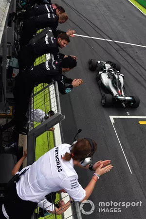 Le vainqueur Lewis Hamilton, Mercedes-AMG F1 W09 franchit la ligne d'arrivée