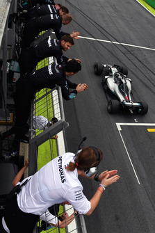 Il vincitore della gara Lewis Hamilton, Mercedes-AMG F1 W09, taglia il traguardo