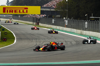 Max Verstappen, Red Bull Racing RB14, voor Lewis Hamilton, Mercedes AMG F1 W09 EQ Power+, Daniel Ricciardo, Red Bull Racing RB14, Sebastian Vettel, Ferrari SF71H, en Valtteri Bottas, Mercedes AMG F1 W09 EQ Power+