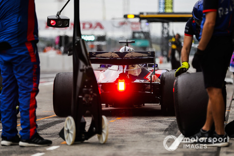 Brendon Hartley, Toro Rosso STR13, sale de pits
