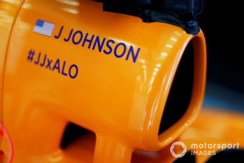 Il nome di Jimmie Johnson sull'airbox di una McLaren