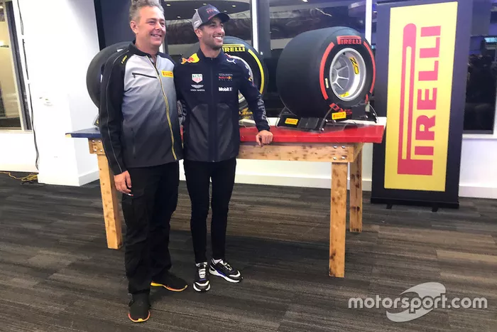 Mario Isola, director deportivo de Pirelli con Daniel Ricciardo, Red Bull Racing