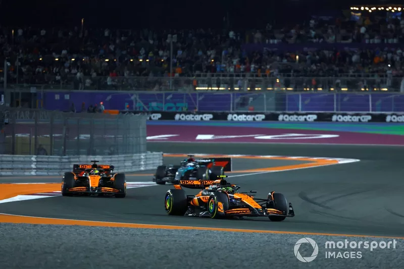 Lando Norris, McLaren MCL38, Oscar Piastri 