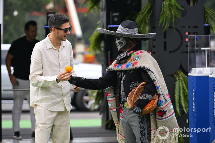 Esteban Ocon, Alpine F1 Team, recibe una caléndula mexicana 