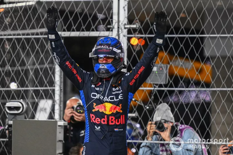 Max Verstappen, Red Bull Racing, célèbre au Parc Ferme après avoir remporté le titre des pilotes.