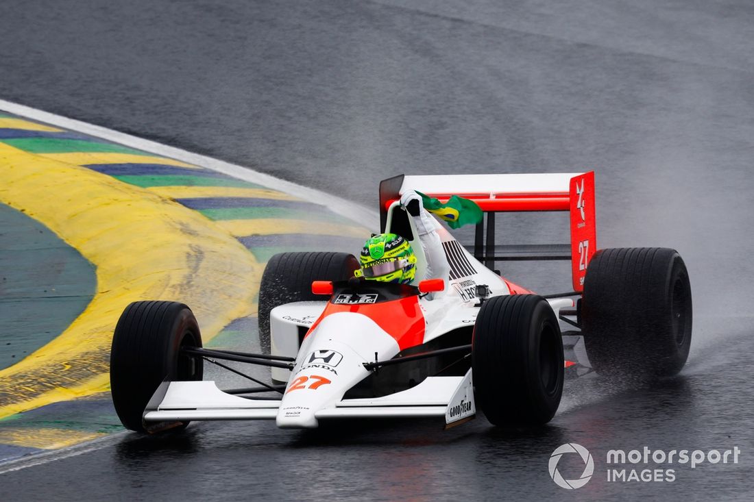 Lewis Hamilton conduce el McLaren MP4/5B de Ayrton Senna