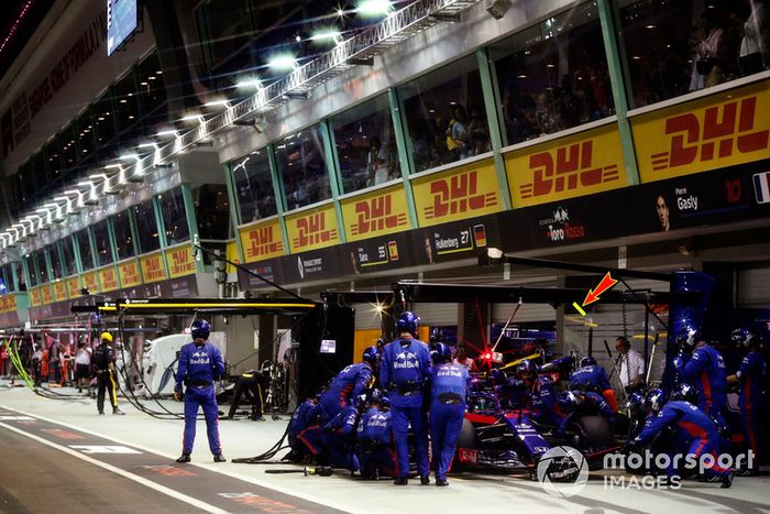 Brendon Hartley, Toro Rosso STR13, pit stop