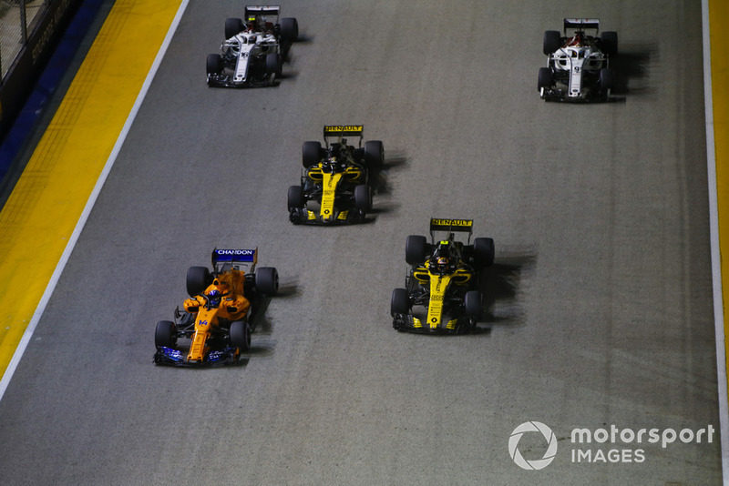 Fernando Alonso, McLaren MCL33, precede Carlos Sainz Jr., Renault Sport F1 Team R.S. 18, Nico Hulkenberg, Renault Sport F1 Team R.S. 18, Charles Leclerc, Sauber C37, e Marcus Ericsson, Sauber C37